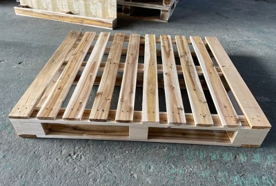 Pallet gỗ tràm 2 hướng nâng    